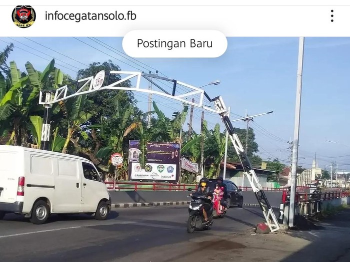 Foto rusaknya portal Underpass Makamhaji yang diunggah di akun Instagram @infocegatansolo.fb