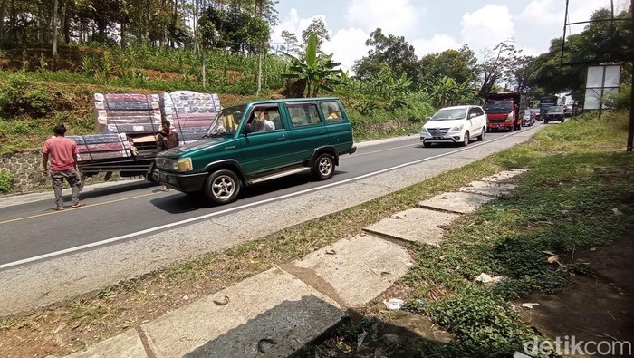 Tanjakan Stroberi di kawasan Gentong Tasikmalaya menjadi salah satu spot rawan kecelakaan dan kemacetan.