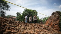 Perobohan tembok eks Keraton Kartasura menggunakan ekskavator membuat kaget warga dan sejumlah pihak lainnya. Sebab bangunan bersejarah tersebut seharusnya dilindungi sebagai cagar budaya.