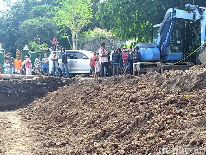 Tembok eks Keraton Kartasura yang dijebol menggunakan ekskavator.