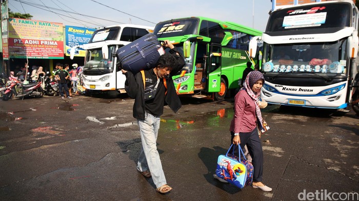 Pemudik bersiap menaiki bus di Terminal Kota Bekasi, Jawa Barat, Sabtu (23/4/2022). H-10 Lebaran pemudik mulai ramai di Terminal Bekasi. Saat ini didominasi oleh pemudik tujuan pulau Sumatera. Warga melakukan mudik lebih awal ke sejumlah kota tujuan di Jawa dan Sumatera untuk menghindari kemacetan dan penumpukkan penumpang saat puncak arus mudik yang diprediksi akan terjadi tanggal 28 April hingga 1 Mei mendatang.