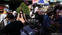 Mereka tampak membawa tas besar dan koper sebagai ciri khas seorang pemudik.
