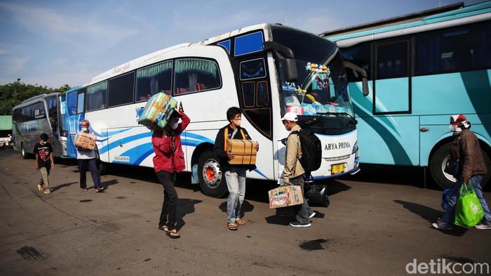 Terminal Bekasi Mulai Ramai Pemudik Pemudik bersiap menaiki bus di Terminal Kota Bekasi, Jawa Barat, Sabtu (23/4/2022). H-10 Lebaran pemudik mulai ramai di Terminal Bekasi. Saat ini didominasi oleh pemudik tujuan pulau Sumatera. Warga melakukan mudik lebih awal ke sejumlah kota tujuan di Jawa dan Sumatera untuk menghindari kemacetan dan penumpukkan penumpang saat puncak arus mudik yang diprediksi akan terjadi tanggal 28 April hingga 1 Mei mendatang.