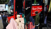 Para pemudik menaiki bus yang akan mengantar ke kampung halaman.