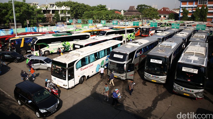 Pemudik bersiap menaiki bus di Terminal Kota Bekasi, Jawa Barat, Sabtu (23/4/2022). H-10 Lebaran pemudik mulai ramai di Terminal Bekasi. Saat ini didominasi oleh pemudik tujuan pulau Sumatera. Warga melakukan mudik lebih awal ke sejumlah kota tujuan di Jawa dan Sumatera untuk menghindari kemacetan dan penumpukkan penumpang saat puncak arus mudik yang diprediksi akan terjadi tanggal 28 April hingga 1 Mei mendatang.