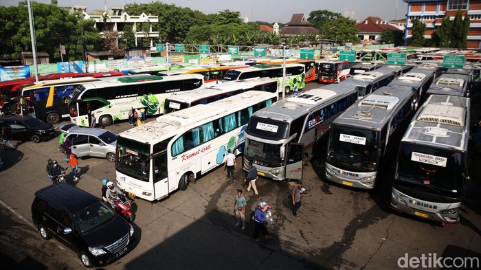 Terminal Bekasi Mulai Ramai Pemudik Pemudik bersiap menaiki bus di Terminal Kota Bekasi, Jawa Barat, Sabtu (23/4/2022). H-10 Lebaran pemudik mulai ramai di Terminal Bekasi. Saat ini didominasi oleh pemudik tujuan pulau Sumatera. Warga melakukan mudik lebih awal ke sejumlah kota tujuan di Jawa dan Sumatera untuk menghindari kemacetan dan penumpukkan penumpang saat puncak arus mudik yang diprediksi akan terjadi tanggal 28 April hingga 1 Mei mendatang.