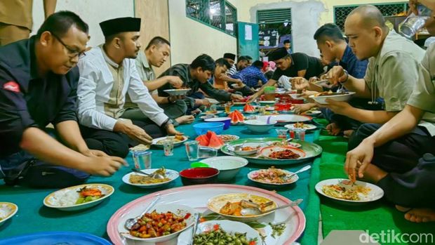 Tradisi Makan Bajambau di Kampar, Riau.