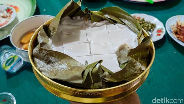 Tradisi Makan Bajambau di Kampar, Riau.