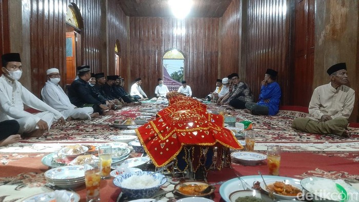 Tradisi Makan Bajambau di Kampar, Riau.