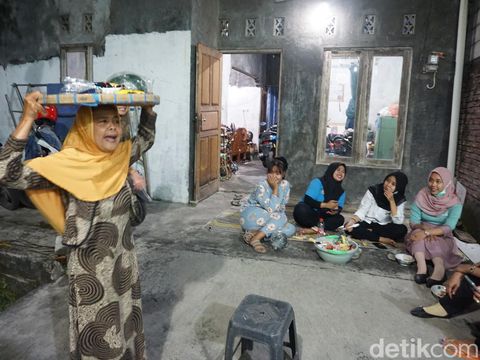 Tradisi Meh Buweh di Demak pada malem selikuran Ramadan, Jumat (23/4/2022).