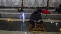 Pada 10 malam terakhir di bulan Ramadan, iktikaf dapat menjadi amalan untuk meraih malam lailatul qadar.