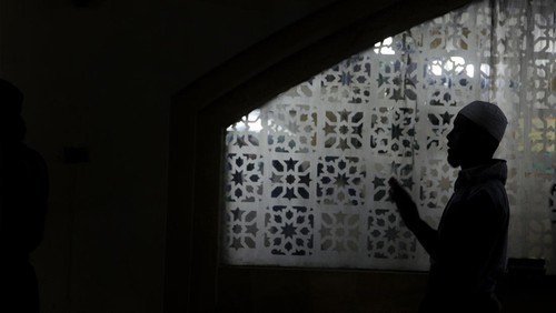 Umat Islam membaca Al Quran saat iktikaf bulan ramadhan di Masjid Pusdai, Bandung, Jawa Barat, Sabtu (23/4/2022) malam. Umat Islam mulai melaksanakan ibadah iktikaf pada sepuluh hari terakhir bulan Ramadhan dengan memperbanyak amal dan ibadah di masjid guna mendapatkan malam Lailatul Qadar yang penuh berkah. ANTARA FOTO/Novrian Arbi/aww.