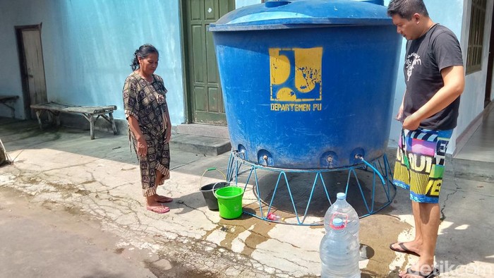 Warga Desa Jurangjero, Kecamatan Karanganom, Klaten, antre air di bak yang disediakan PDAM, Sabtu (23/4/2022).