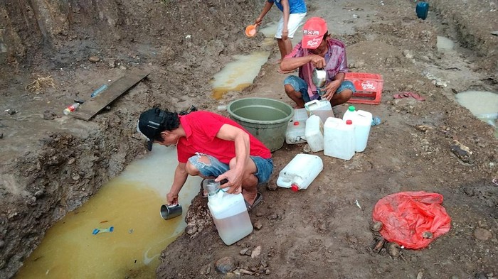 Warga di Parepare menyerbu tumpahan minyak goreng curah