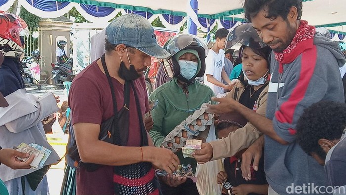 Warga di Timika menyerbu pasar murah