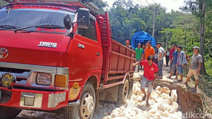 Warga gotong royong menimbun darurat jembatan amblas di Toraja Utara