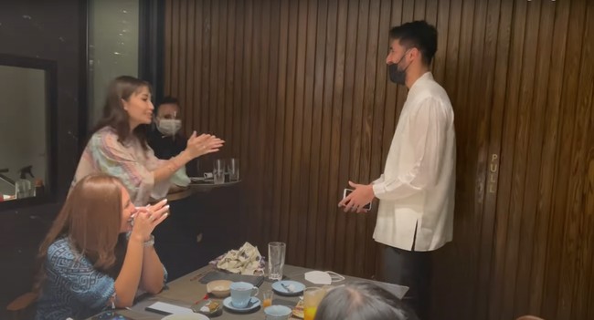 Ketika Sabda Ahessa memasuki ruangan tempat bukber, para geng artis itu langsung terlihat heboh. Dengan sigap Ayu Dewi tampak langsung menghampiri Sabda Ahessa dan berkenalan. Foto: YouTube/Titi dan Tian