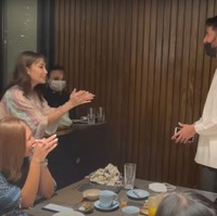 Ketika Sabda Ahessa memasuki ruangan tempat bukber, para geng artis itu langsung terlihat heboh. Dengan sigap Ayu Dewi tampak langsung menghampiri Sabda Ahessa dan berkenalan. Foto: YouTube/Titi dan Tian