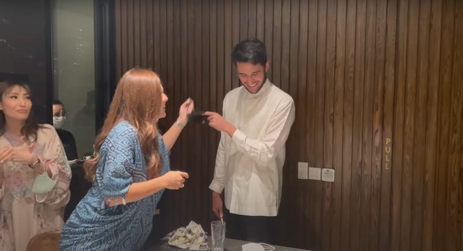 Wulan Guritno dan Sabda Ahessa sendiri terlihat malu-malu hingga salah tingkah. Terlebih karena para geng artis itu terus menggoda keduanya. Foto: YouTube/Titi dan Tian