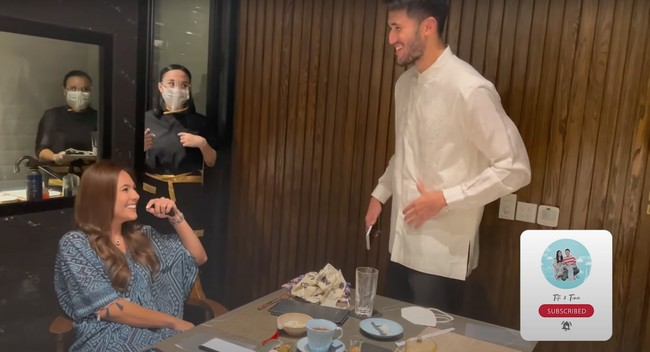 Wulan Guritno dan Sabda Ahessa diketahui memiliki jarak usia yang cukup jauh, yaitu sekitar 15 tahun. Walaupun Sabda Ahessa berusia jauh lebih muda dari Wulan namun keduanya terlihat kompak. Foto: YouTube/Titi dan Tian