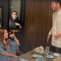 Wulan Guritno dan Sabda Ahessa diketahui memiliki jarak usia yang cukup jauh, yaitu sekitar 15 tahun. Walaupun Sabda Ahessa berusia jauh lebih muda dari Wulan namun keduanya terlihat kompak. Foto: YouTube/Titi dan Tian