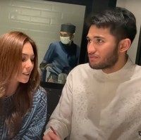 Duduk bersebelahan, Wulan Guritno terlihat begitu perhatian kepada Sabda Ahessa. Walaupun masih tampak malu-malu, namuan kebersamaan keduanya itu yang bikin jadi ikutan gemas dan baper. Foto: YouTube/Titi dan Tian