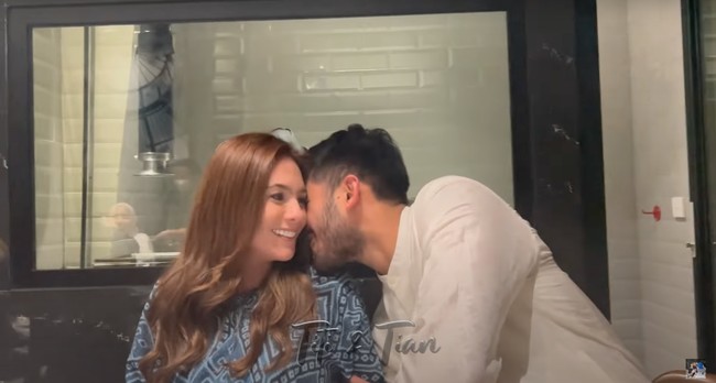Keduanya pun tak ragu lagi untuk memamerkan kemesraan sekalipun masih terlihat malu-malu karena dihujani beragam pertanyaan dari para artis yang hadir. Foto: YouTube/Titi dan Tian