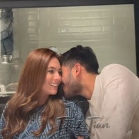Keduanya pun tak ragu lagi untuk memamerkan kemesraan sekalipun masih terlihat malu-malu karena dihujani beragam pertanyaan dari para artis yang hadir. Foto: YouTube/Titi dan Tian