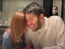 8 Momen Wulan Guritno Kenalin Pacar Baru ke Geng Artis, Bikin Heboh 1 Ruangan