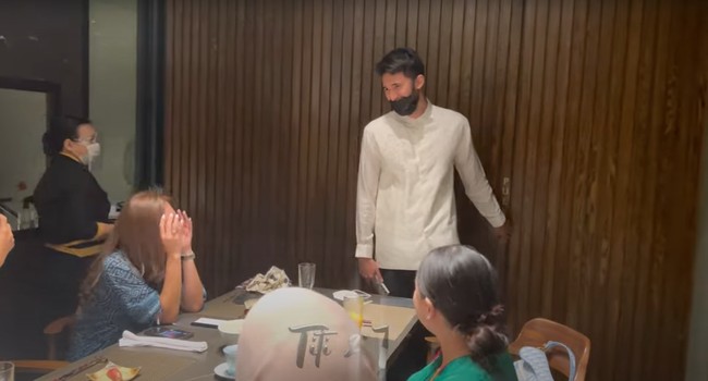 Ketika berbuka puasa bersama geng para artis atau yang disebut geng cendol, Wulan tampak mengajak serta pacar brondongnya, Sabda Ahessa. Sabda terlihat datang menyusul Wulan yang sudah terlebih dahulu berkumpul bersama geng para artis yang terdiri dari Ririn Ekawati, Ashanty, Ayu Dewi, Paula Verhoeven, Nagita Slavina, Olla Ramlan, Titi Kamal, dan Tya Ariestya. Foto: YouTube/Titi dan Tian