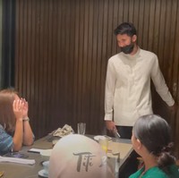 Ketika berbuka puasa bersama geng para artis atau yang disebut geng cendol, Wulan tampak mengajak serta pacar brondongnya, Sabda Ahessa. Sabda terlihat datang menyusul Wulan yang sudah terlebih dahulu berkumpul bersama geng para artis yang terdiri dari Ririn Ekawati, Ashanty, Ayu Dewi, Paula Verhoeven, Nagita Slavina, Olla Ramlan, Titi Kamal, dan Tya Ariestya. Foto: YouTube/Titi dan Tian