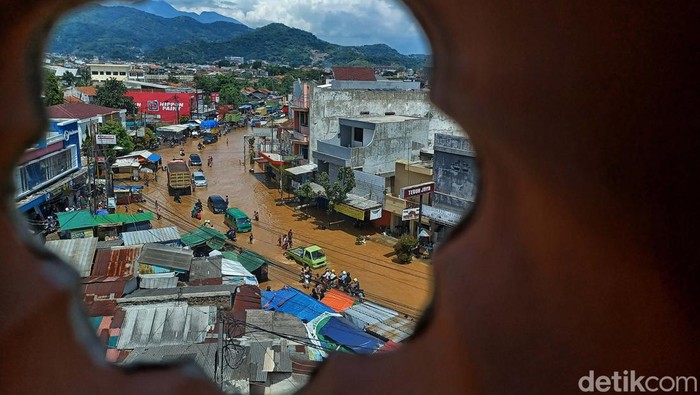 3 Kecamatan Terdampak Luapan Sungai Citarum Badan Penanggulangan Bencana Daerah (BPBD) Kabupaten Bandung mencatat tiga kecamatan terdampak banjir luapan sungai Citarum. Yaitu ayeuh Kolot, Baleendah, dan Bojongsoang.
