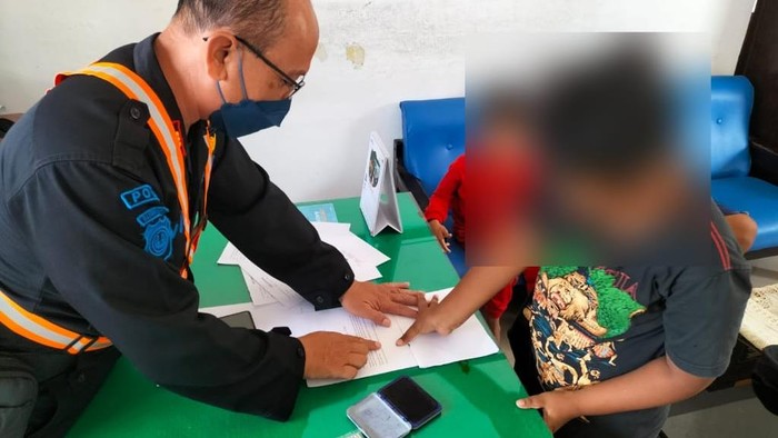 4 Bocah pelaku pelemparan KA diminta menandatangani surat pernyataan, Minggu (24/4/2022).