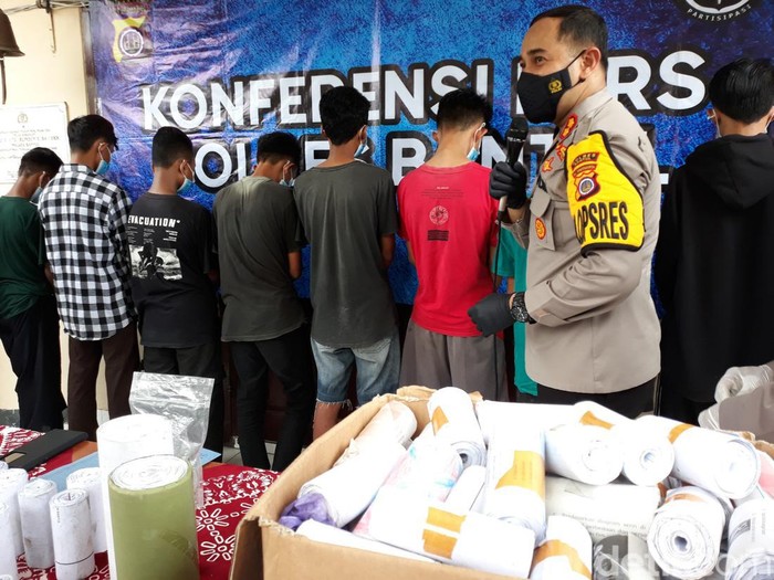 8 anak yang menjadi pelaku dalam kasus menyimpan bahan peledak dan perakitan mercon di Bantul, Minggu (24/4/2022).