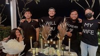 Beruntungnya aku jatuh cinta dengan sahabat sendiri, tulis Adinda Azani di keterangan foto. (dok. Instagram @dindazani) 