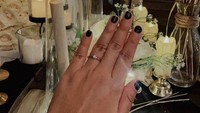 Adinda Azani memamerkan cincin pertunangannya dengan Armand Zachary lewat sebuah unggahan Instagram. (dok. Instagram @dindazani) 