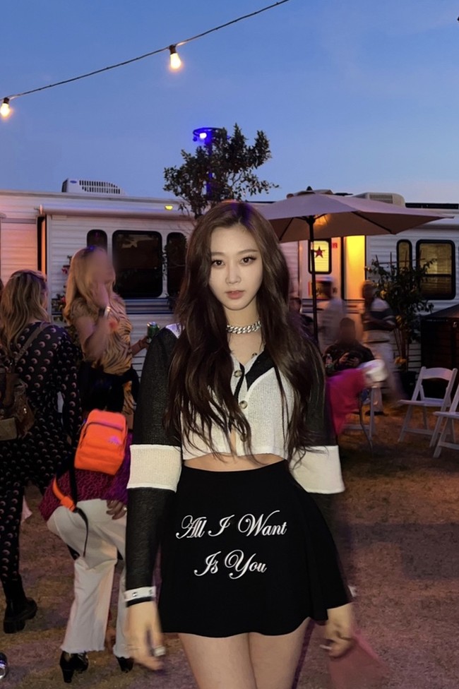 English speaker grup aespa memukau penggemar dengan warna rambut gelap yang di-styling bergelombang. Giselle aespa sangat ingin menonton panggung idolanya The Weeknd di Coachella 2022. Foto: dok. Twitter @aespa_official