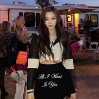 English speaker grup aespa memukau penggemar dengan warna rambut gelap yang di-styling bergelombang. Giselle aespa sangat ingin menonton panggung idolanya The Weeknd di Coachella 2022. Foto: dok. Twitter @aespa_official