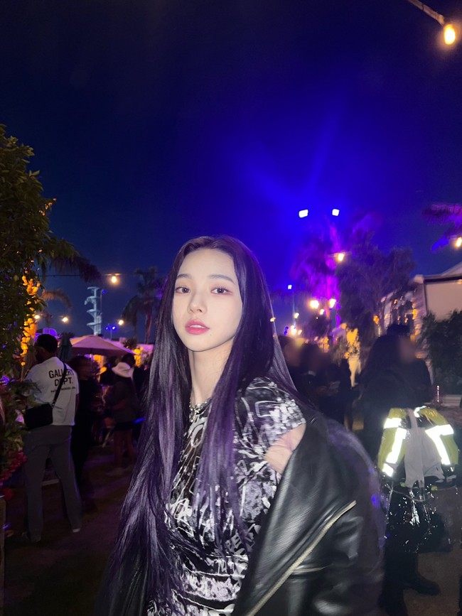 Visual grup aespa ini menjadi perbincangan karena tampil dengan warna rambut ungu sebelum terbang ke Los Angeles dan tampil di Coachella 2022. Seorang netizen juga membuat postingan untuk membuktikan Karina bukan pelaku perundungan seperti yang dirumorkan. Foto: dok. Twitter @aespa_official