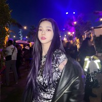 Visual grup aespa ini menjadi perbincangan karena tampil dengan warna rambut ungu sebelum terbang ke Los Angeles dan tampil di Coachella 2022. Seorang netizen juga membuat postingan untuk membuktikan Karina bukan pelaku perundungan seperti yang dirumorkan. Foto: dok. Twitter @aespa_official