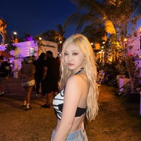 Personel termuda aespa, Ningning membuat penggemar pangling dengan warna rambut pirang yang membuatnya terlihat bak Barbie sungguhan. Ningning menantikan penampilan Rich Brian, The Weeknd, dan Doja Cat di Coachella 2022. Foto: dok. Twitter @aespa_official