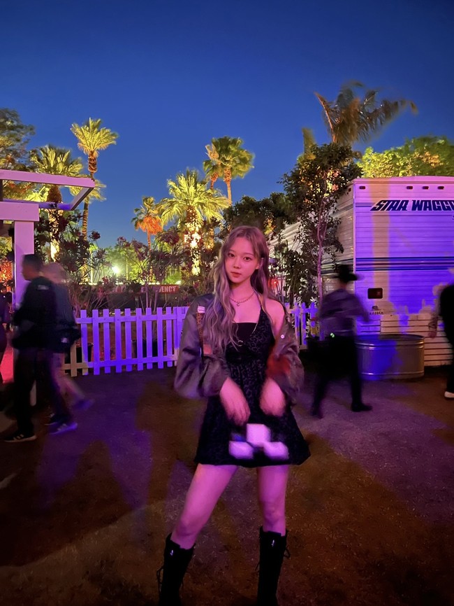 Penampilan baru Winter aespa dengan rambut silver mengingatkan penggemar akan kemiripannya dengan Taeyeon. Sebagai penggemar berat Harry Styles, dia menantikan penampilan pelantun As It Was itu di Coachella 2022. Foto: dok. Twitter @aespa_official