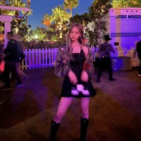 Penampilan baru Winter aespa dengan rambut silver mengingatkan penggemar akan kemiripannya dengan Taeyeon. Sebagai penggemar berat Harry Styles, dia menantikan penampilan pelantun As It Was itu di Coachella 2022. Foto: dok. Twitter @aespa_official