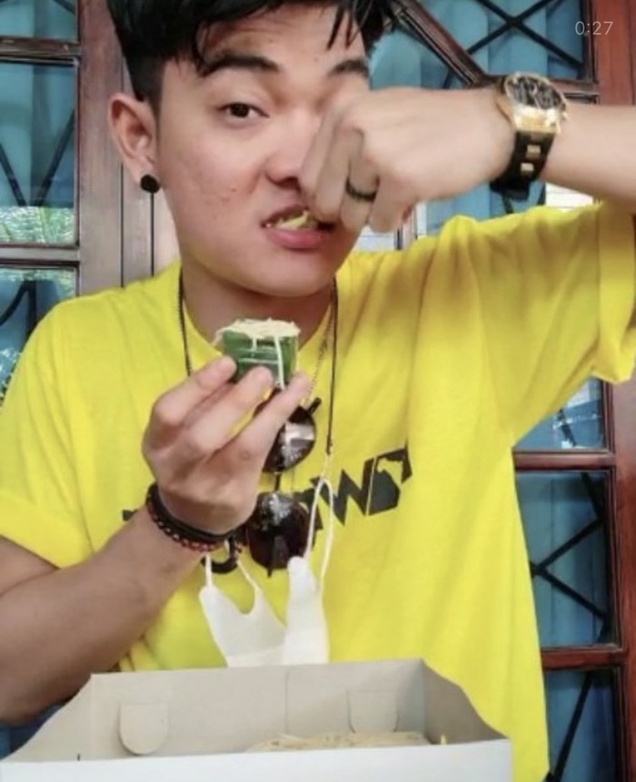 Aksi Tri Suaka, Penyanyi Kontroversial Saat Parodi Jualan Bakso hingga Pelayan Kafe Aksi Tri Suaka, Penyanyi Kontroversial Saat Parodi Jualan Bakso hingga Pelayan Kafe