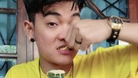 Tri mengawali karirnya bermusik dari penyanyi kafe dan kini karirnya sukses. Lewat akun Instagramnya penyanyi yang viral lewat lagu “Aku Bukan Jodohnya” ini sering memparodikan gaya penjual makanan, sampai review makanan. Foto: Instagram @xdjtrisuaka