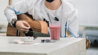 Memiliki suara yang bagus dan pandai bermain gitar. Tak heran Tri memiliki jalur karir yang cukup sukses. Ini posenya saat bermain gitar dan bernyanyi di salah satu kafe outdoor, ditemani segelas jus stroberi yang segar. Foto: Instagram @xdjtrisuaka