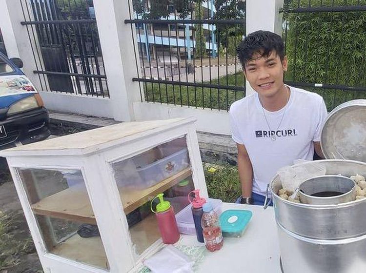 Aksi Tri Suaka, Penyanyi Kontroversial Saat Parodi Jualan Bakso hingga Pelayan Kafe