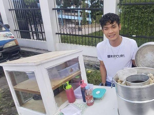 Aksi Tri Suaka, Penyanyi Kontroversial Saat Parodi Jualan Bakso hingga Pelayan Kafe