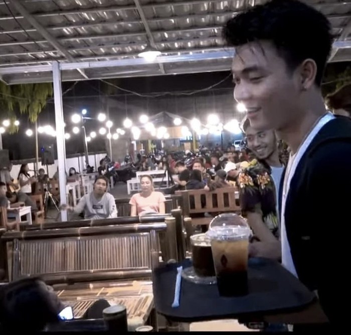 Aksi Tri Suaka, Penyanyi Kontroversial Saat Parodi Jualan Bakso hingga Pelayan Kafe