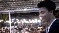 Terakhir ini gaya Tri saat parodikan pelayan kafe yang tengah mengantarkan minuman dan makanan ke pengunjung. Di belakangnya banyak orang yang tertawa melihat aksinya ini. Foto: Instagram @xdjtrisuaka